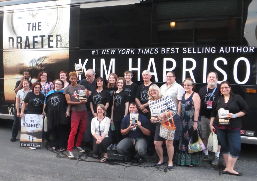 readers at tour bus
