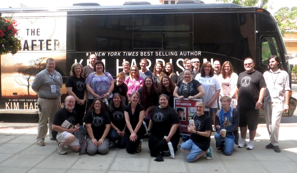readers at tour bus